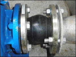 kompensator gumowy - nieprawidłowo założone śruby 