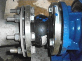 kompensator gumowy pochlapany farbą 