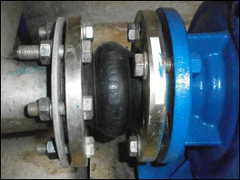 kompensator gumowy pochlapany farbą 